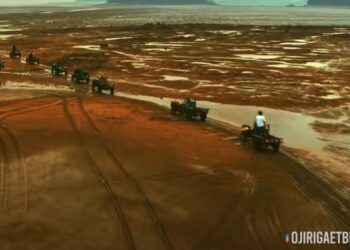 관광공사 영상 또 터졌다…경운기 부대 ‘갯벌 질주’ 소름