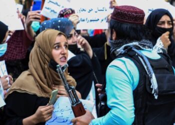 탈레반, 아프간 여성 시위대에 기관총 발사