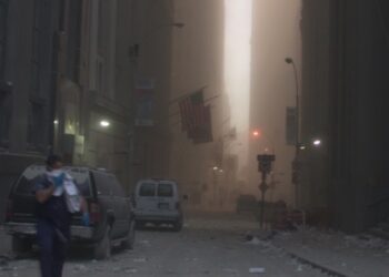 “파편이 비처럼,  사람들은 추락” …20년만에 공개된 사진들