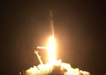 스페이스X, 첫 관광우주선 발사 성공…전원 민간인(영상)