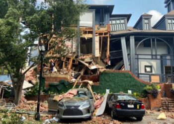 애틀랜타 인근 3층 아파트 폭발 후 붕괴