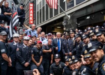 [9.11 20주년]트럼프, 9.11공식행사 대신 뉴욕경찰 방문..바이든 비난