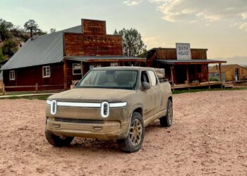 리비안 전기 트럭 출시 임박, 테슬라 앞서다