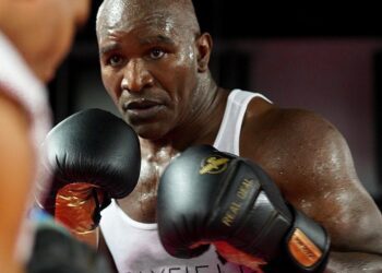 “나이는 못속여”…홀리필드, 1회 TKO패