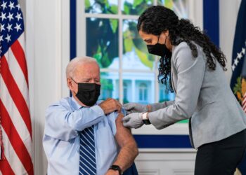 부스터샷 공개 접종 바이든 “제발, 제발 옳은 일 하라”