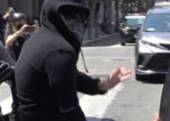 백신 의무화 반대 칼 휘두른 백인 남성 체포