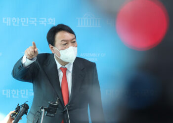 격앙된 윤석열, 손 휘저으며 “치사하게 숨지 마라”