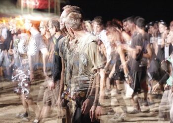 ‘거리 두기 실종, 무뎌진 방역 긴장’….팬데믹 이전 보다 몰리는 인파