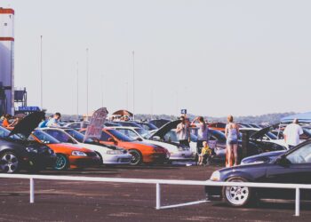 “사고는 싶은데 차가 없어”..대기 수요 많은데 판매 급감