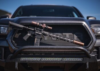 경찰관, 아파트서 복제총 겨눈 20대남 사살