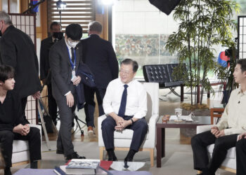 ‘묻어가기 신공’ 문 대통령의 BTS 120% 활용법