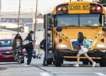 “우리 아이 왜 괴롭혀” 스쿨버스서 상대학생 폭행 엄마 체포