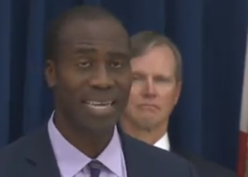 암환자 있는데 마스크 착용 끝내 거부한 주 보건총책임자, 결국 쫒겨나