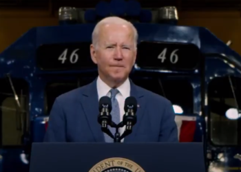 바이든, 버지니아서 유세서 트럼프 저격..중간평가 선거서 승리할까