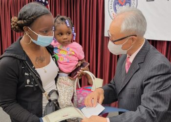 눈시울 붉힌 만희 재단  지원금 전달식