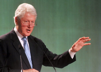 빌 클린턴 UC어바인 메디컬센터에 입원