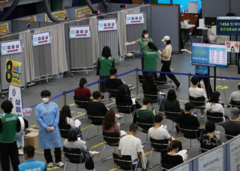 [지금 한국은]일상회복 성큼…1차접종 78.7%·완료 64.6%