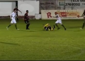 [이런 일도] 심판 머리 발로 찬 축구선수, 살인미수 체포