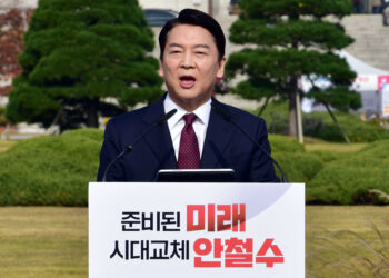 “국민은 뽑을 사람 없어 한탄..바보천치들 무능권력, 교체할 것”