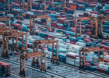 LA·롱비치항 “컨테이너 쌓아두면 1개당 하루 100달러 벌금”