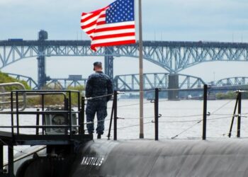 핵잠수함 정보, 샌드위치 숨겨 빼내다 체포..어디 넘기려 했나