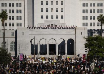 “백신 안맞으면 해고할 것”LA, 시공무원에 강력 경고 .