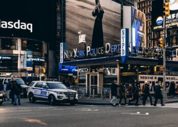 “뉴욕증시 내년 붕괴할 것..연말까지 최고치 경신”