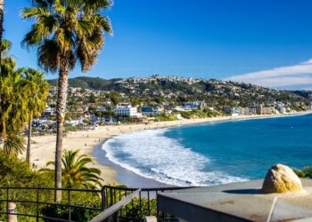 라구나 비치 해변 재개장, 입수는 금지