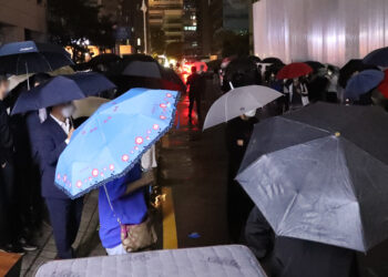 빗속 항의시위 “사사오입 철회…후보 못 낼 수도” 민주당 내홍 격화