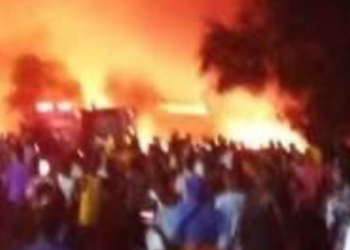 유조차, 트럭과 충돌 폭발..99명 사망, 100여명 부상