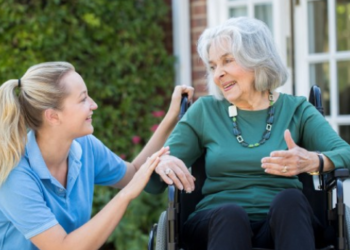 간병인 50만명에게 코로나 보너스 500달러 지급한다