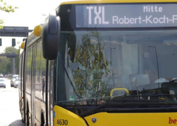 확진자 폭발에 미접종자 봉쇄령..대중교통 이용금지