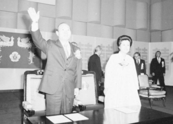 정치사 유일 권력 휘두른 ‘빨간바지’ 영부인…자녀들도 각종 비리 연루