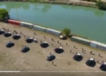 텍사스, 거대한 컨테이너 국경장벽 설치 중