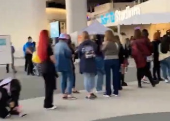 “방탄소년단 LA 콘서트 줄, 나선형으로 1 마일 달해”