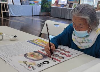 [이 사진] 비록 신문지였지만 “그녀 손엔 힘이 있었다”