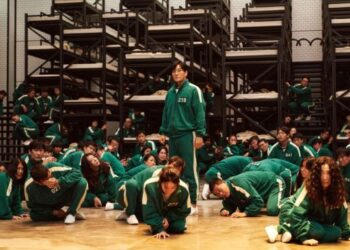 NYT “오겜 패션, 한국 사회에 대한 신랄한 비판..녹색추리닝은 낙오자”