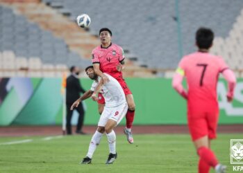 김민재를 지켜라 VS 김민재를 영입하라