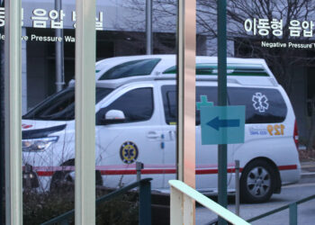 [지금 한국은]”이런 적 없어”중증 634명·사망 52명 ‘동시최다’