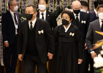 전두환씨 부인 이순자, 41년만에 남편 대신 사죄 15초