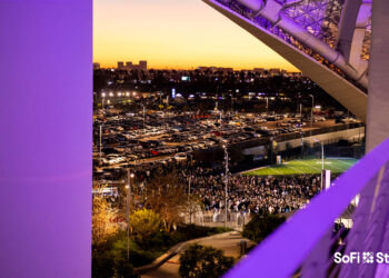 “BTS, LA 밤하늘 보랏빛 물들였다”