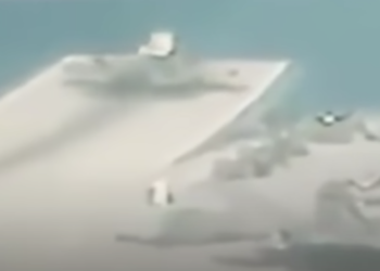 F-35의 굴욕..영국 항모서 바다로 곤두박질(영상)