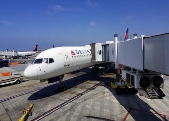 인력난 ‘줄 결항’ 미 항공사들, 수당 3배까지 보장