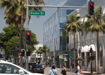 베벌리힐스 비상..루이비통, 삭스피프스 대형유리창 파손