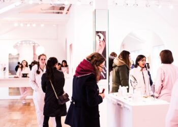 미국 소비자들 지갑 활짝 연다…”코로나 완화에 소비 크게 늘어”