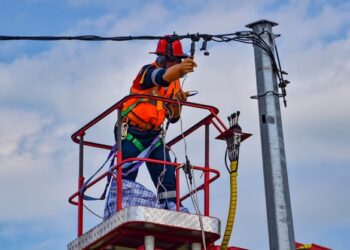 실버레이크 일대 정전 사태..트럭, 전신주 들이받아