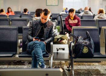 오미크론 비상에 각국 공항 급봉쇄..탑승객들 대혼란