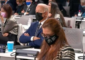 조롱거리된 바이든, 기후 회의 중 꾸벅꾸벅 졸아