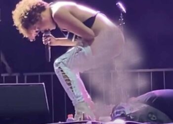 [이런일도] 공연 중 관객 얼굴에 소변…엽기적 공연 충격