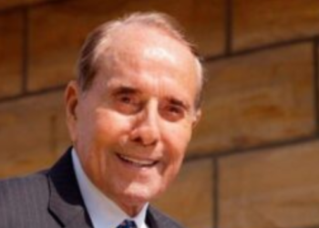 밥 돌 전 상원의원 암투병 끝 별세…향년 98세